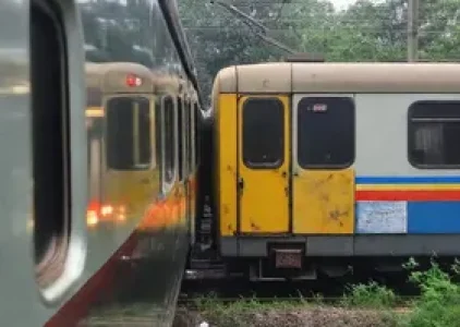 passageiro cai entre trem e plataforma