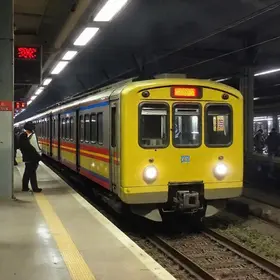 passageiro cai entre trem e plataforma